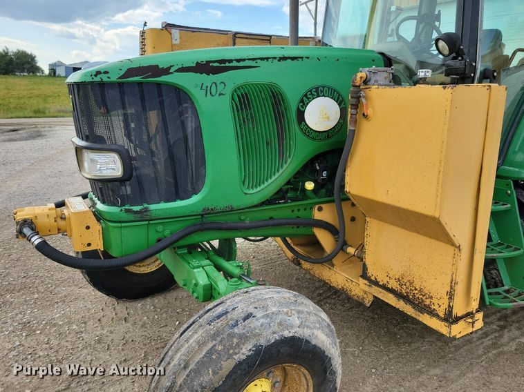 image for item IQ9929 2003 John Deere 7220  tractor