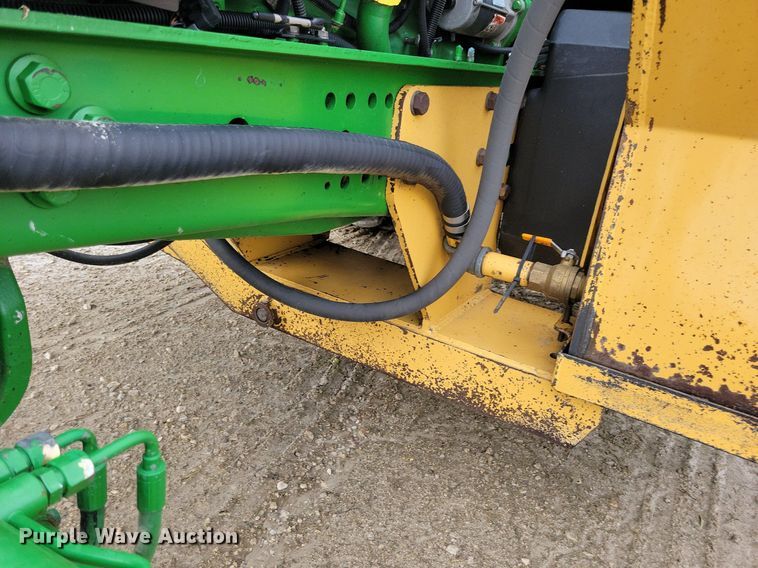 image for item IQ9929 2003 John Deere 7220  tractor