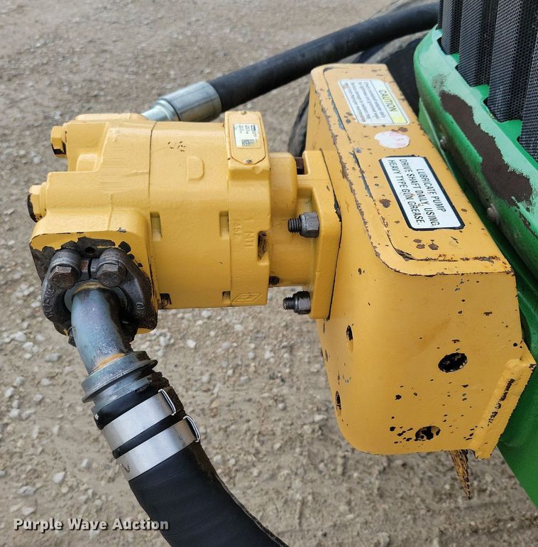 image for item IQ9929 2003 John Deere 7220  tractor