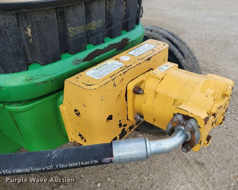 image for item IQ9929 2003 John Deere 7220  tractor