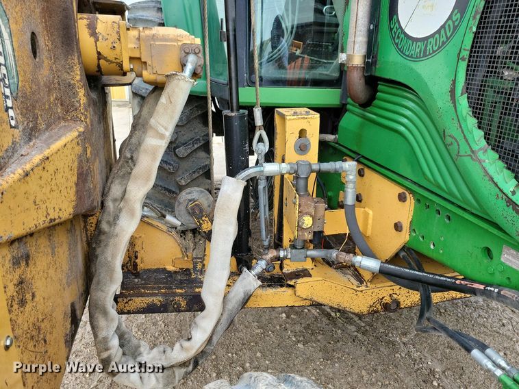 image for item IQ9929 2003 John Deere 7220  tractor