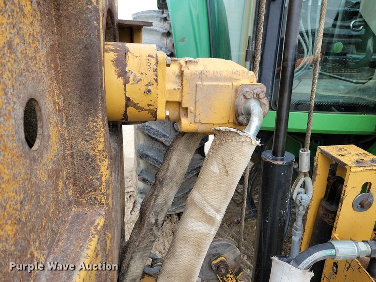 image for item IQ9929 2003 John Deere 7220  tractor