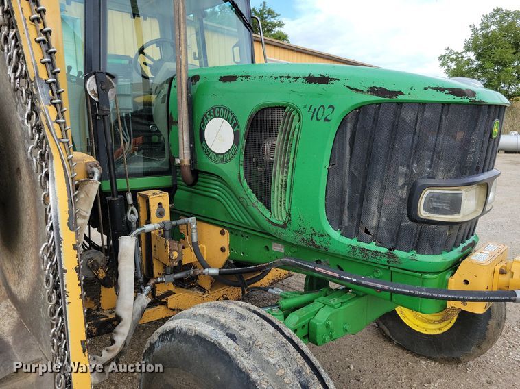 image for item IQ9929 2003 John Deere 7220  tractor