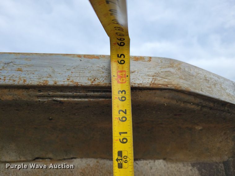 image for item IQ9929 2003 John Deere 7220  tractor