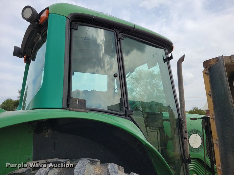 image for item IQ9929 2003 John Deere 7220  tractor