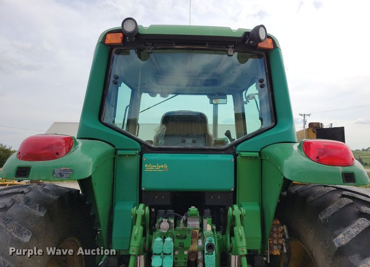 image for item IQ9929 2003 John Deere 7220  tractor