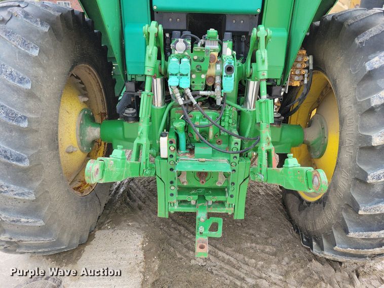image for item IQ9929 2003 John Deere 7220  tractor