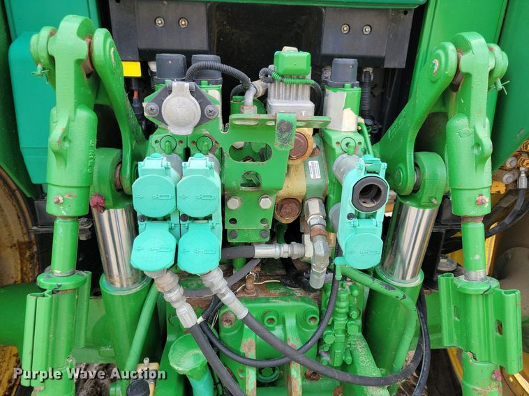 image for item IQ9929 2003 John Deere 7220  tractor