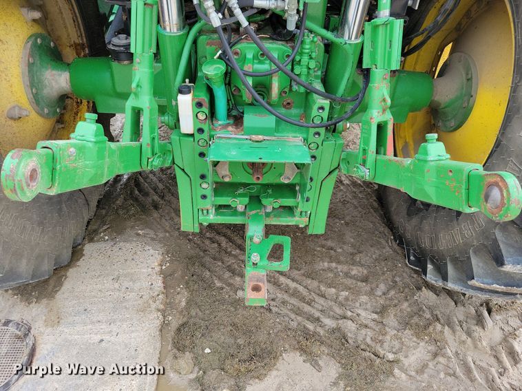 image for item IQ9929 2003 John Deere 7220  tractor