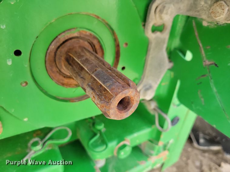 image for item IQ9929 2003 John Deere 7220  tractor