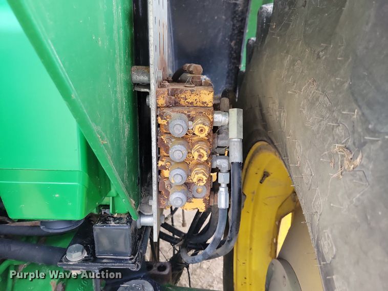 image for item IQ9929 2003 John Deere 7220  tractor