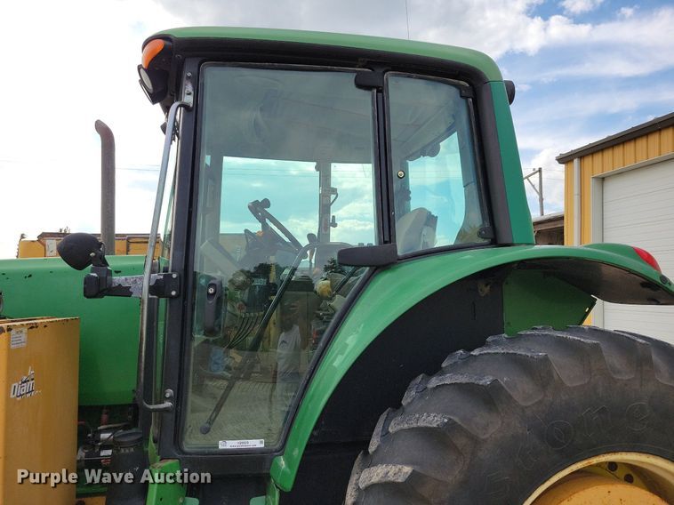 image for item IQ9929 2003 John Deere 7220  tractor