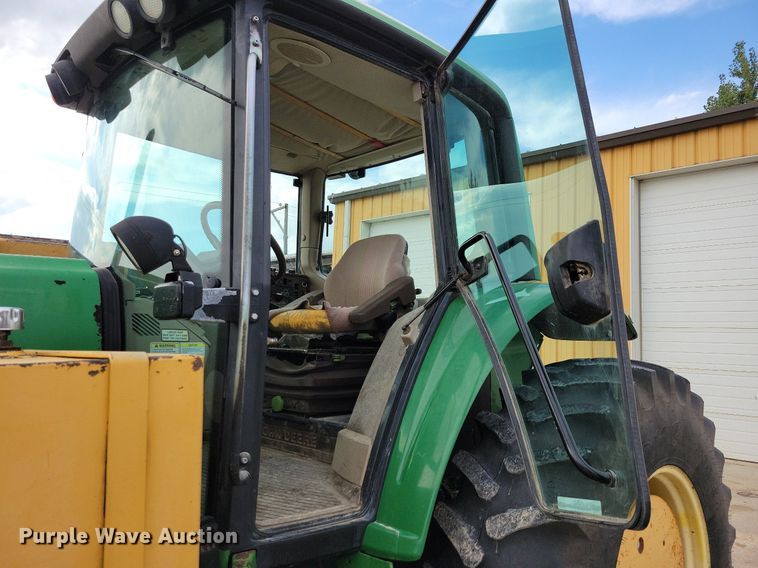 image for item IQ9929 2003 John Deere 7220  tractor