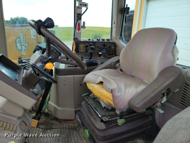 image for item IQ9929 2003 John Deere 7220  tractor