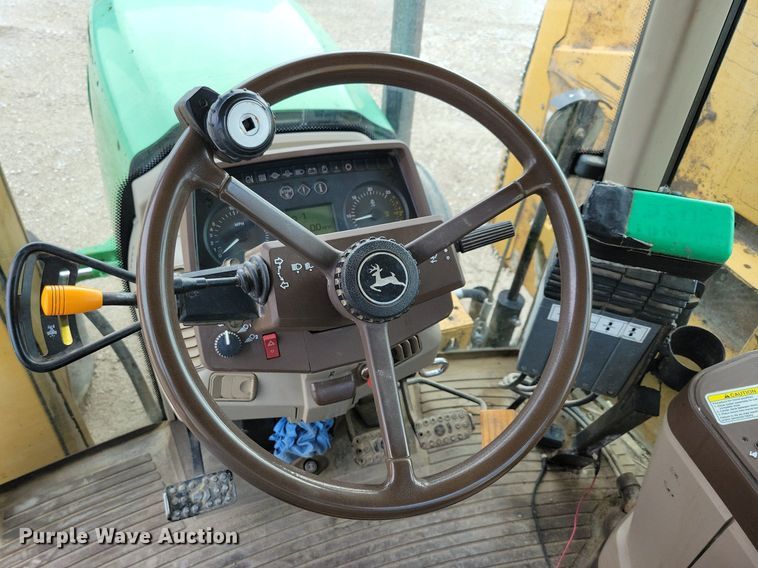 image for item IQ9929 2003 John Deere 7220  tractor