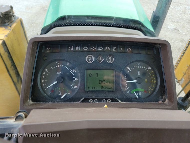 image for item IQ9929 2003 John Deere 7220  tractor