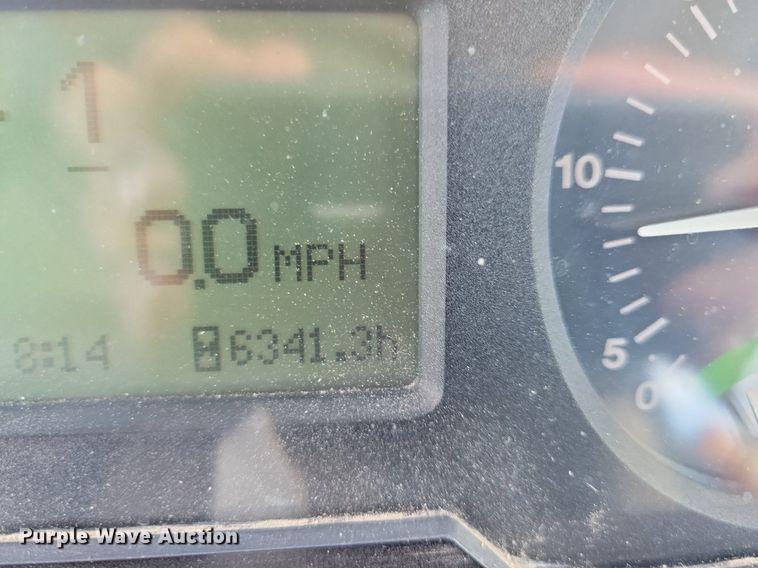 image for item IQ9929 2003 John Deere 7220  tractor