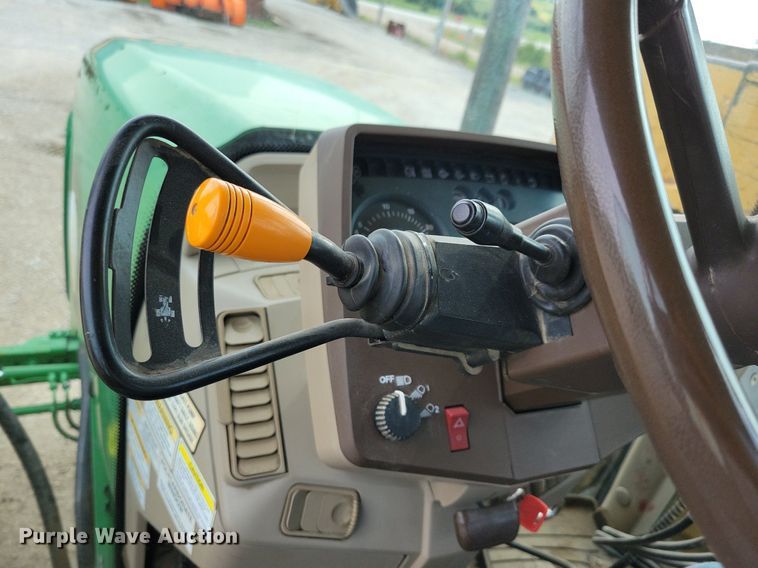 image for item IQ9929 2003 John Deere 7220  tractor