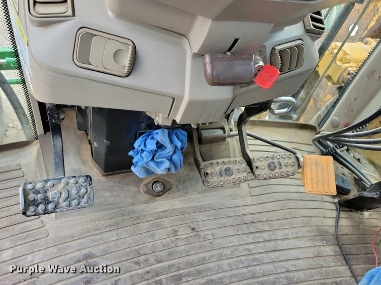 image for item IQ9929 2003 John Deere 7220  tractor