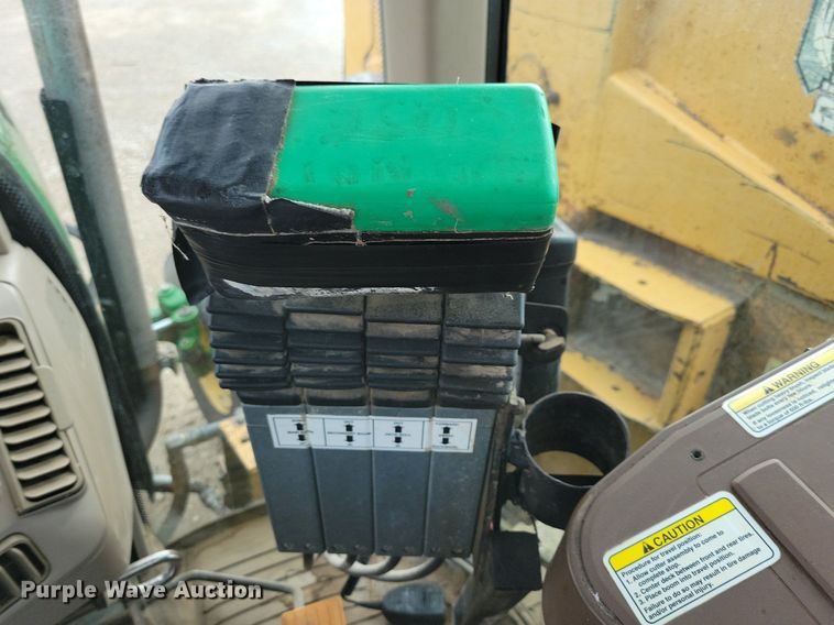 image for item IQ9929 2003 John Deere 7220  tractor