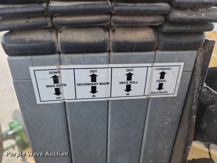 image for item IQ9929 2003 John Deere 7220  tractor