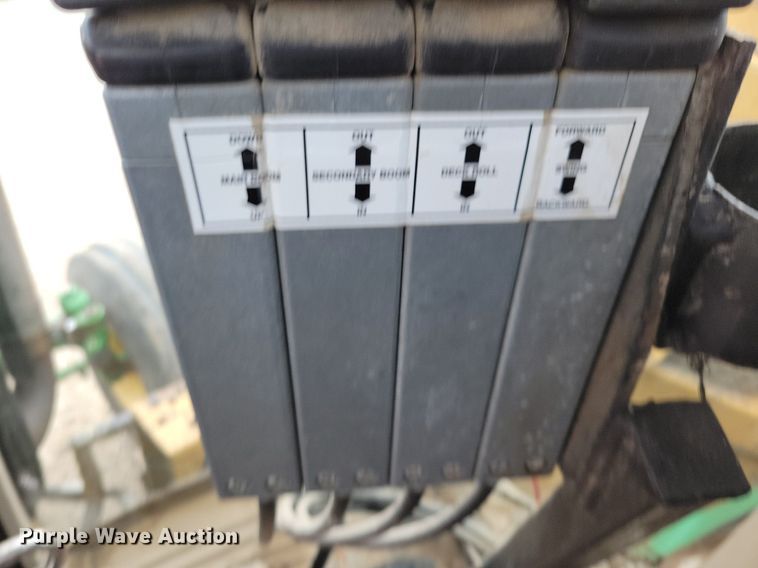 image for item IQ9929 2003 John Deere 7220  tractor