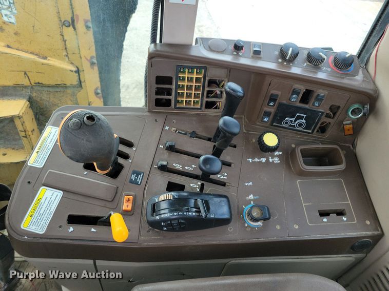 image for item IQ9929 2003 John Deere 7220  tractor