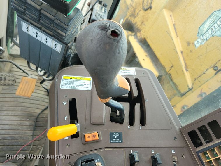 image for item IQ9929 2003 John Deere 7220  tractor