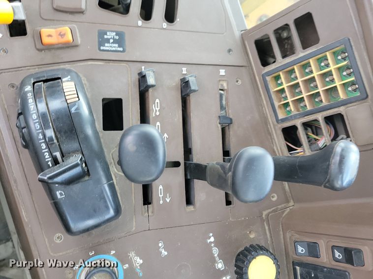 image for item IQ9929 2003 John Deere 7220  tractor