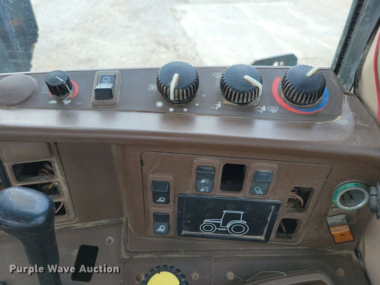 image for item IQ9929 2003 John Deere 7220  tractor