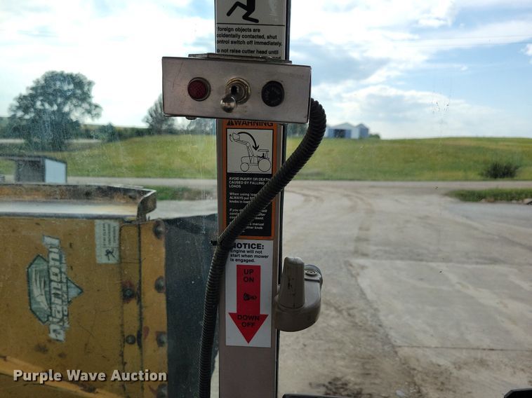 image for item IQ9929 2003 John Deere 7220  tractor