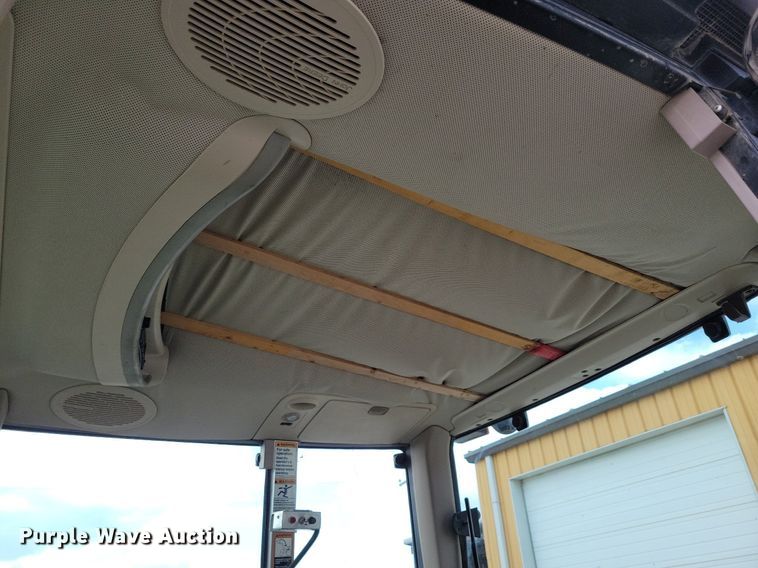 image for item IQ9929 2003 John Deere 7220  tractor