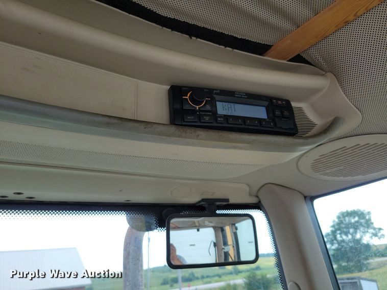 image for item IQ9929 2003 John Deere 7220  tractor