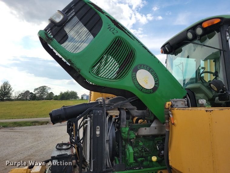 image for item IQ9929 2003 John Deere 7220  tractor