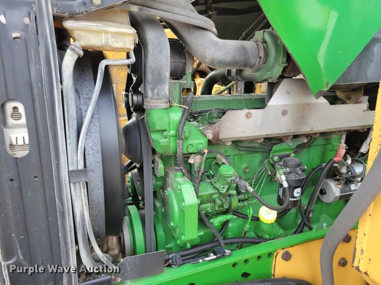 image for item IQ9929 2003 John Deere 7220  tractor