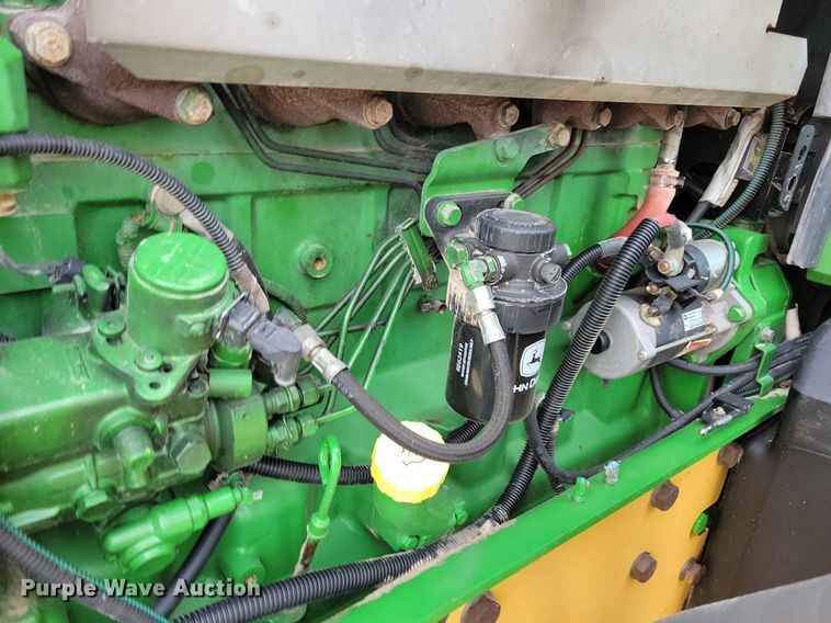 image for item IQ9929 2003 John Deere 7220  tractor
