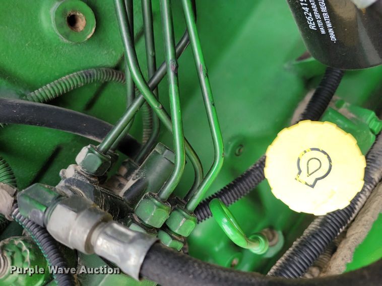 image for item IQ9929 2003 John Deere 7220  tractor