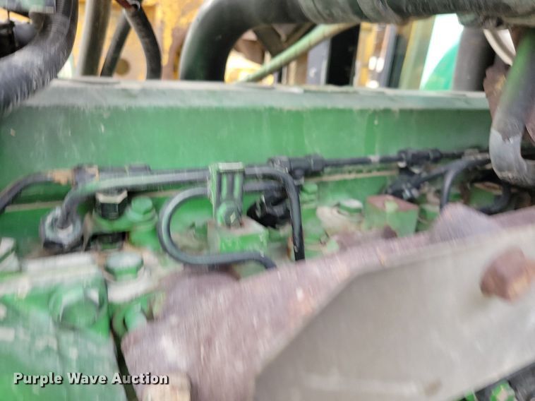 image for item IQ9929 2003 John Deere 7220  tractor