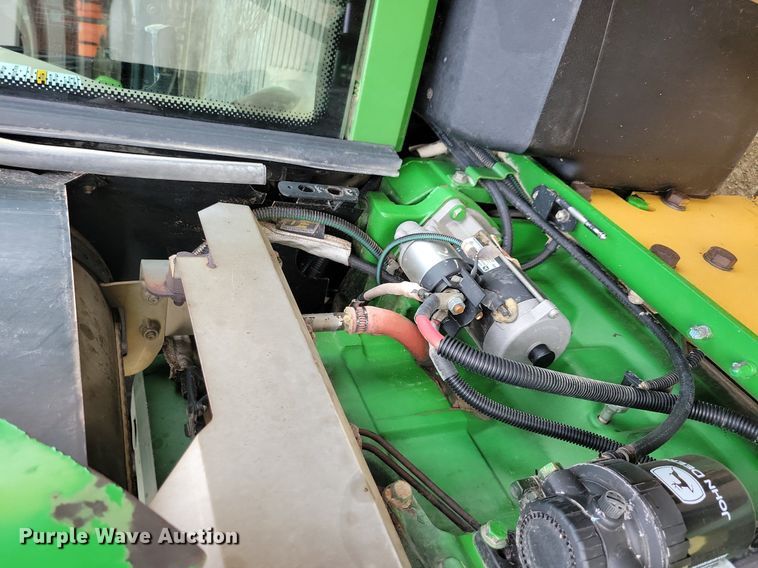 image for item IQ9929 2003 John Deere 7220  tractor