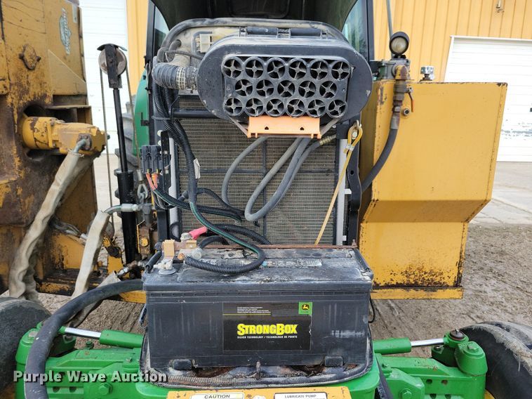 image for item IQ9929 2003 John Deere 7220  tractor