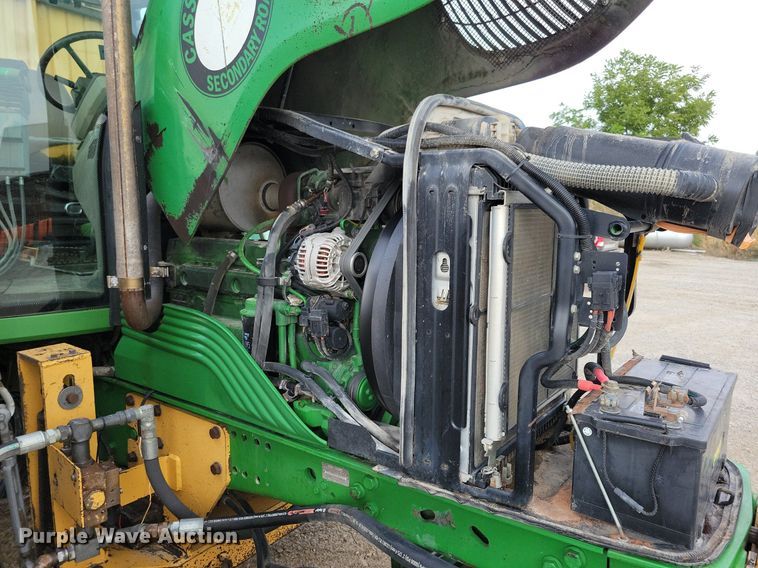 image for item IQ9929 2003 John Deere 7220  tractor