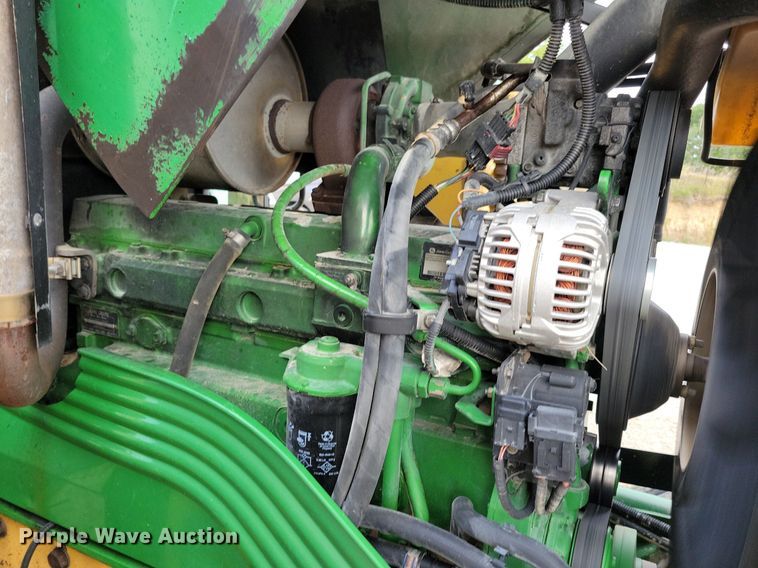 image for item IQ9929 2003 John Deere 7220  tractor