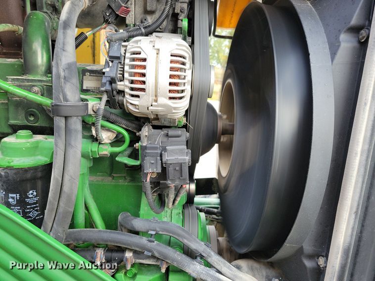 image for item IQ9929 2003 John Deere 7220  tractor