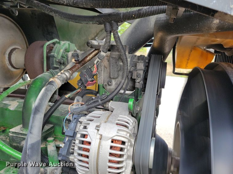 image for item IQ9929 2003 John Deere 7220  tractor