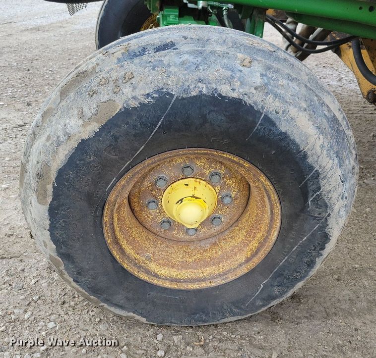 image for item IQ9929 2003 John Deere 7220  tractor