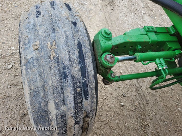 image for item IQ9929 2003 John Deere 7220  tractor