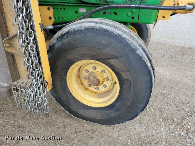 image for item IQ9929 2003 John Deere 7220  tractor