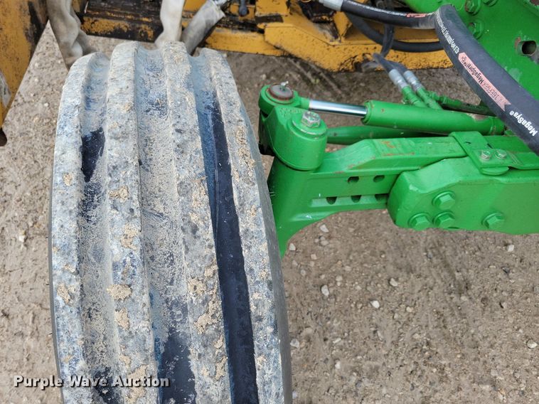 image for item IQ9929 2003 John Deere 7220  tractor