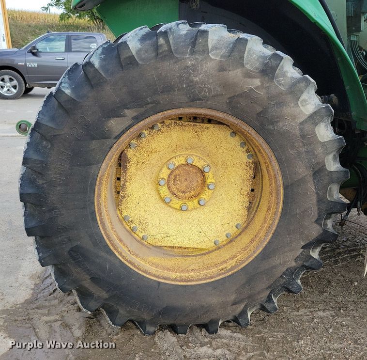 image for item IQ9929 2003 John Deere 7220  tractor