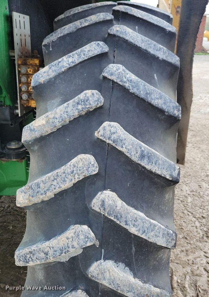 image for item IQ9929 2003 John Deere 7220  tractor